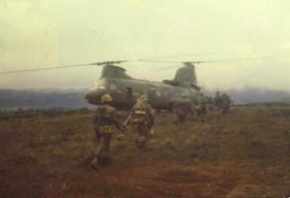 A CH-46 helicopter from the 1st Marine Aircraft Wing extracts a reconnaissance team after a mission.