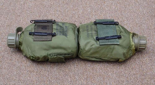 The webbing keeper on the back of 1968 1-quart canteen cover (Left) was stitched with the cut edge exposed, whilst on the 1969 dated cover (Right) it was stitched with the cut edge folded underneath.