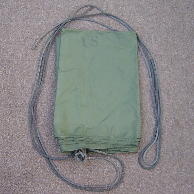 The initial procurement of M1966 hammocks were supplied without the elastic cord / toggle device for suspending a poncho.