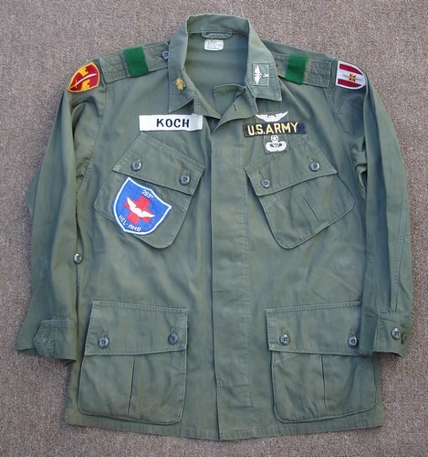 The first pattern Tropical Combat Jacket was the only version to feature exposed pocket buttons.