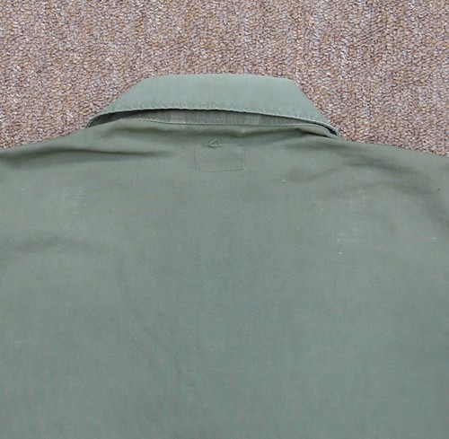 The first and second pattern Tropical Combat Coat did not have a back yoke.