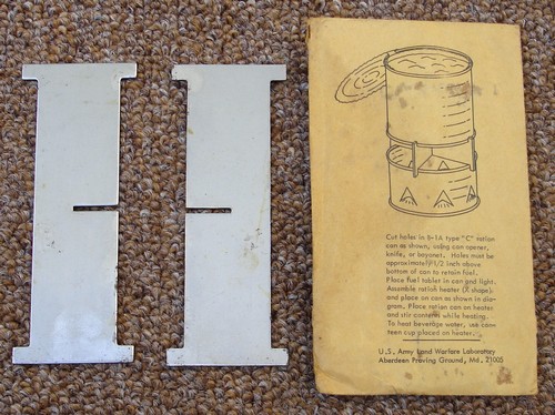 The ration heater grid consisted of two lightweight steel rectangles, which slotted together into a X configuration.