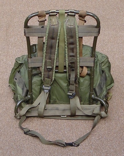 Standardized versions of the Lightweight Rucksack featured thin waist straps, rather than belts.