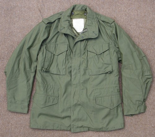 The M1965 cold weather coat had 2 bellows type chest pockets and 2 lower inside hanging pockets.
