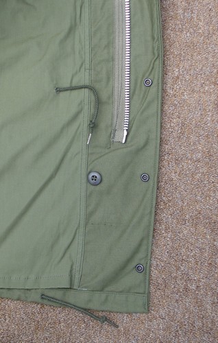 The M1965 Field Coat had an internal waist and hem drawstrings and a zip front closure.