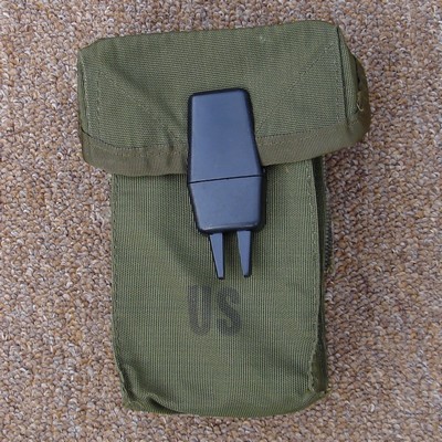 The M1967 USMC M14 ammunition pocket had a plastic spring catch fastener.