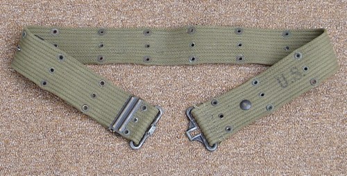 The M1936 pictol belt feature a female snap fastener that could be used to attach an ammunition pouch.