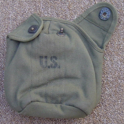 The M1910 canteen cover was closed by two lift-the-dot fasteners.