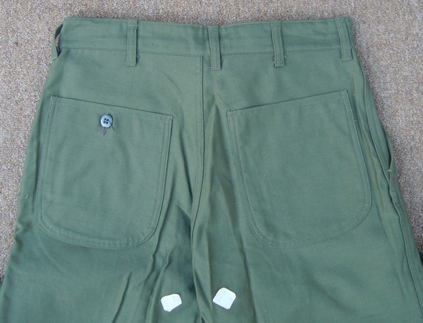 Identical to the P1953 design, the left rear pocket on the Marine Corps P56 sateen trousers was secured by a single button.