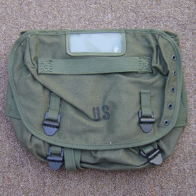Like its M1956 predecessor, the M1961 butt pack boasted a plastic cardholder.