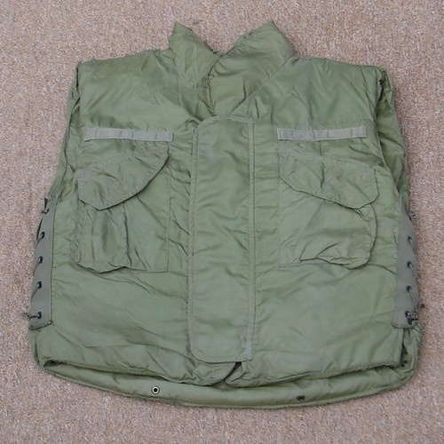 The 823 series M69 flak vest was made from 12 piles of ballistic nylon encased in OG-106 nylon cloth.