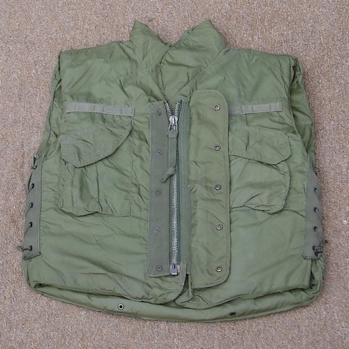 Like the M1952A vest, the Body Armor with 3/4 Collar had a zip closure.