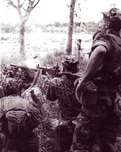 A Special Forces machine gunner fires a Browning M1919 at a group of Viet Cong insurgents on the edge of the Ap Suoi Tre rubber plantation in war zone “D”, north of Ben Cat (III Corps).