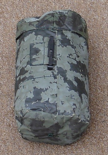 The Australian Hootchie Carrier had a single slide keeper so that could be attached to the belt or butt pack.