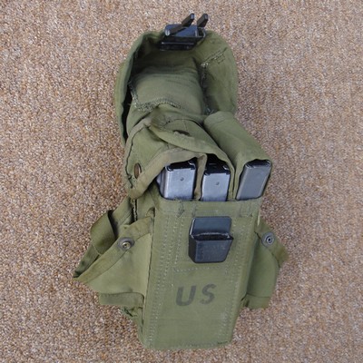 The LINCLOE small arms ammo pouch had individual flaps for each magazine compartment.