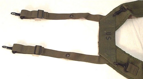 The rear straps of the USMC M1967 suspenders had female snap fasteners that mated with the male snaps on the back of the combat pack 