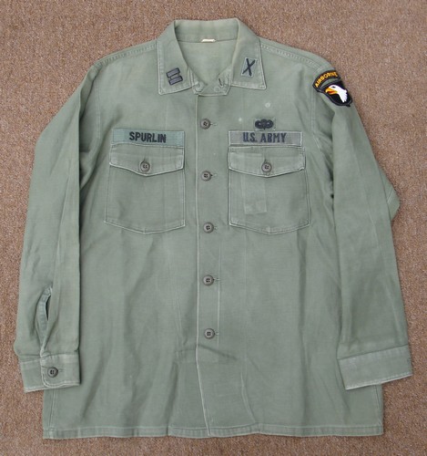 The 1964 design of the Utility Shirt featured V-cut pocket flaps and cuffed sleeves.