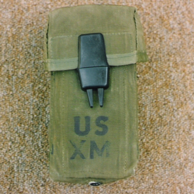 The Natick Labs procured experimental M16 30rd Magazine case featured a plastic spring catch fastener.