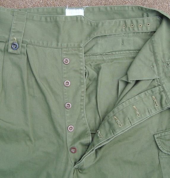 The 1st pattern Australian Jungle Green (JG) trousers had a button fly.