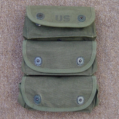Each of the Grenade Carrier's pocket flaps were closed by two lift-the-dot fasteners.