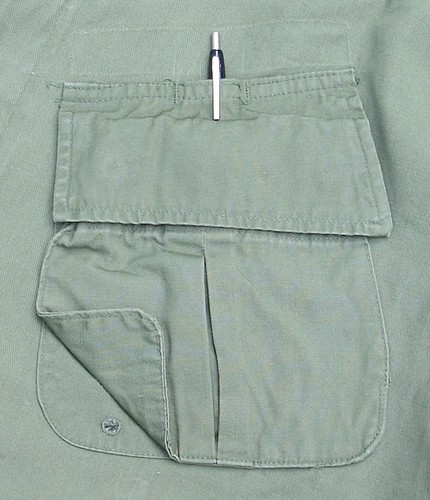 The Mosquito Resistant jungle jacket had a single pen pocket located behind the left chest cargo pocket.