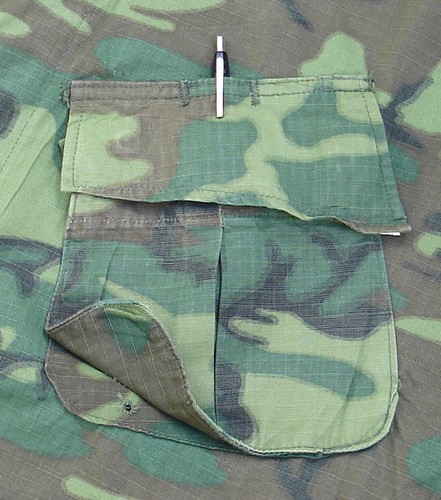 Like the 4th pattern, the 5th pattern jungle jacket had a single pen pocket behind the left chest cargo pocket.