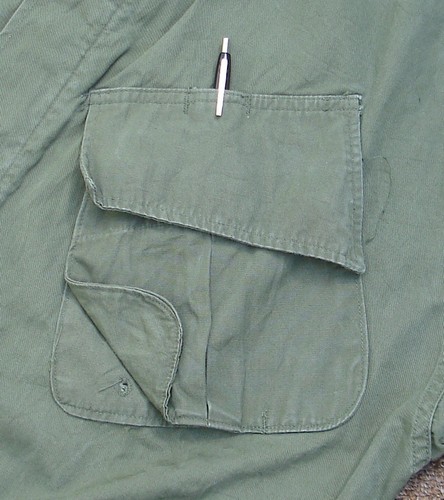 As with the original design, the second pattern Tropical Combat Coat had a pen pocket behind both chest cargo pockets.