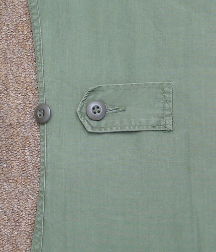 This variant of the 2nd pattern Tropical Combat Jacket retained the waist size adjustment tabs.