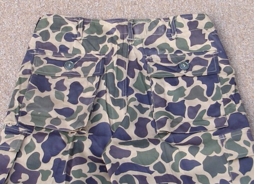 Leaf camouflage trousers with hip pockets with straight cut flaps.