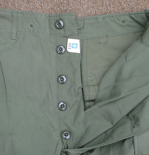 The 1st pattern Tropical Combat Trousers had a button fly.