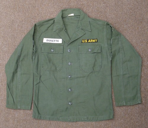 Early issue Army utility shirts had straight cut pocket flaps and a low first button.
