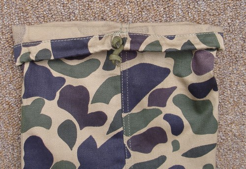 Leaf camouflage trousers with leg bottom drawstrings.