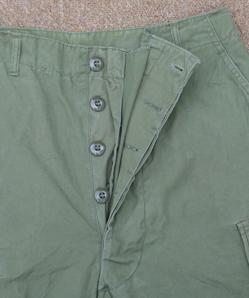 Like the original model, the 2nd pattern Tropical Combat Trousers had a button fly.