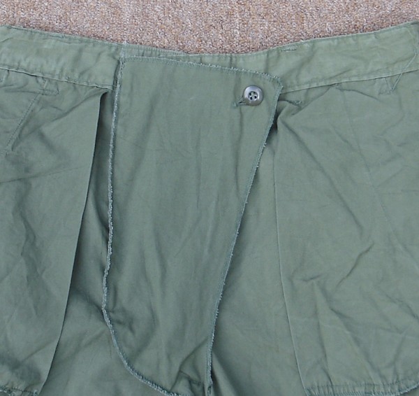 Both the 1st and 2nd pattern Tropical Combat Trousers boasted a gas flap that was designed to prevent chemical agents leaking through the button fly.