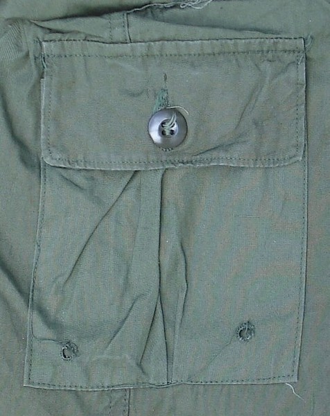 The left thigh cargo pocket on the 1st and 2nd pattern Tropical Combat Trousers contained a smaller inner pocket that was originally designed to hold a survival kit.