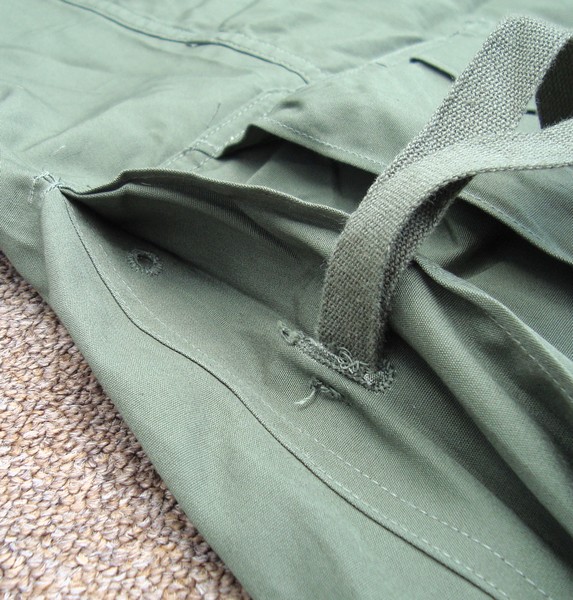 Both of the 3rd pattern Tropical Combat Trouser's thigh cargo pockets had drain holes.