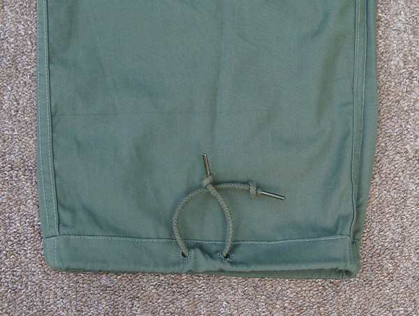 All versions of the Tropical Combat Trousers had leg bottom drawstrings.