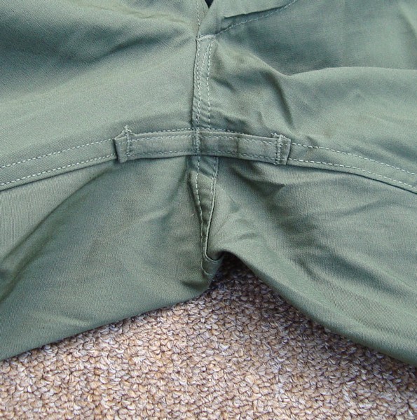 In common with the 1st and 2nd patterns, the 3rd version of the Tropical Combat Trousers were equipped with loops through which the cargo pocket leg ties were passed.