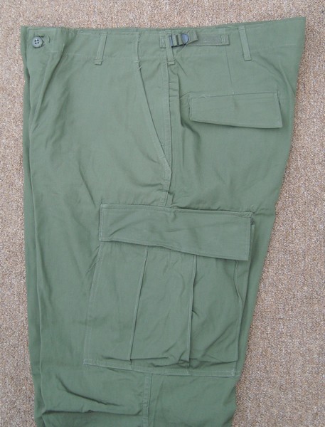 Like all versions of the Tropical Combat Trousers, the 3rd pattern featured two hanging pockets, two hip pockets and two thigh cargo pockets.