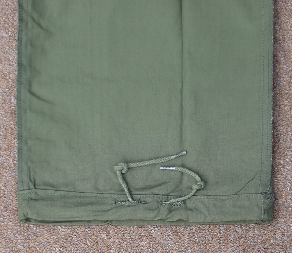 All versions of the Tropical Combat Trousers had leg bottom drawstrings.