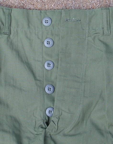 Like previous versions, the 4th pattern Tropical Combat Trousers had a button fly.