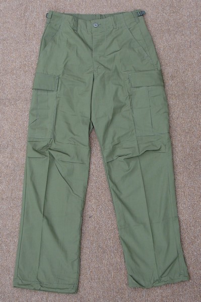 The 4th pattern Tropical Combat Trousers were made from cotton poplin and had concealed pocket buttons.