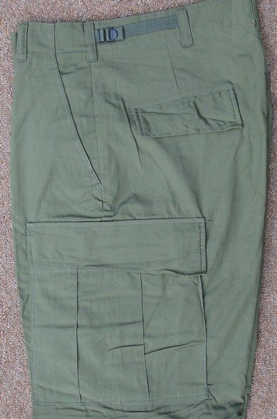 All Tropical Combat Trousers had two hanging pockets, two hip pockets and two thigh cargo pockets.