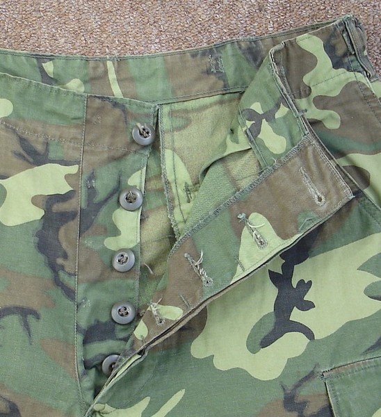 In common with all previous versions, the 4th pattern Tropical Combat Trousers had a button fly.