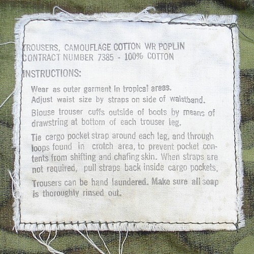 These early 4th pattern ERDL trousers still have instructions for the cargo pocket leg ties (instruction 4) even though they are no longer part of the design.