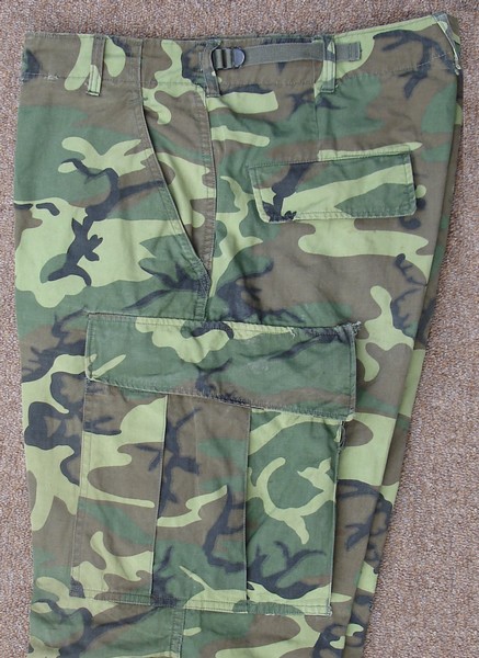 All Tropical Combat Trousers had two hanging pockets, two hip pockets and two thigh cargo pockets.