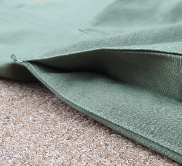 The thigh cargo pockets on the 5th pattern Tropical Combat Trousers did not have drain holes.