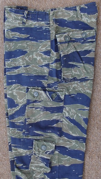 These Tadpole Sparse tiger stripe camouflaged trousers have two hip pockets and two thigh cargo pockets.