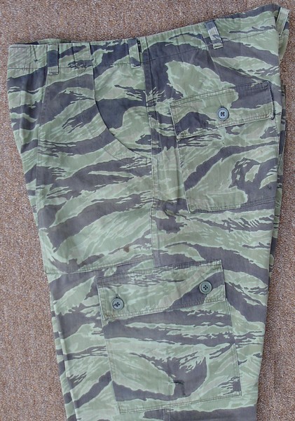 The Vietnamese Marine Corps tiger stripe trousers featured two front patch pockets, two hip pockets and two thigh cargo pockets with exposed buttons.