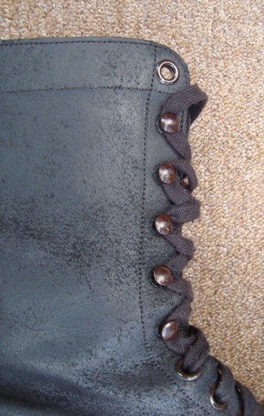 Rather than standard eyelets, the upper part of the M1951 boots were equipped with lace hooks (speed lacing).